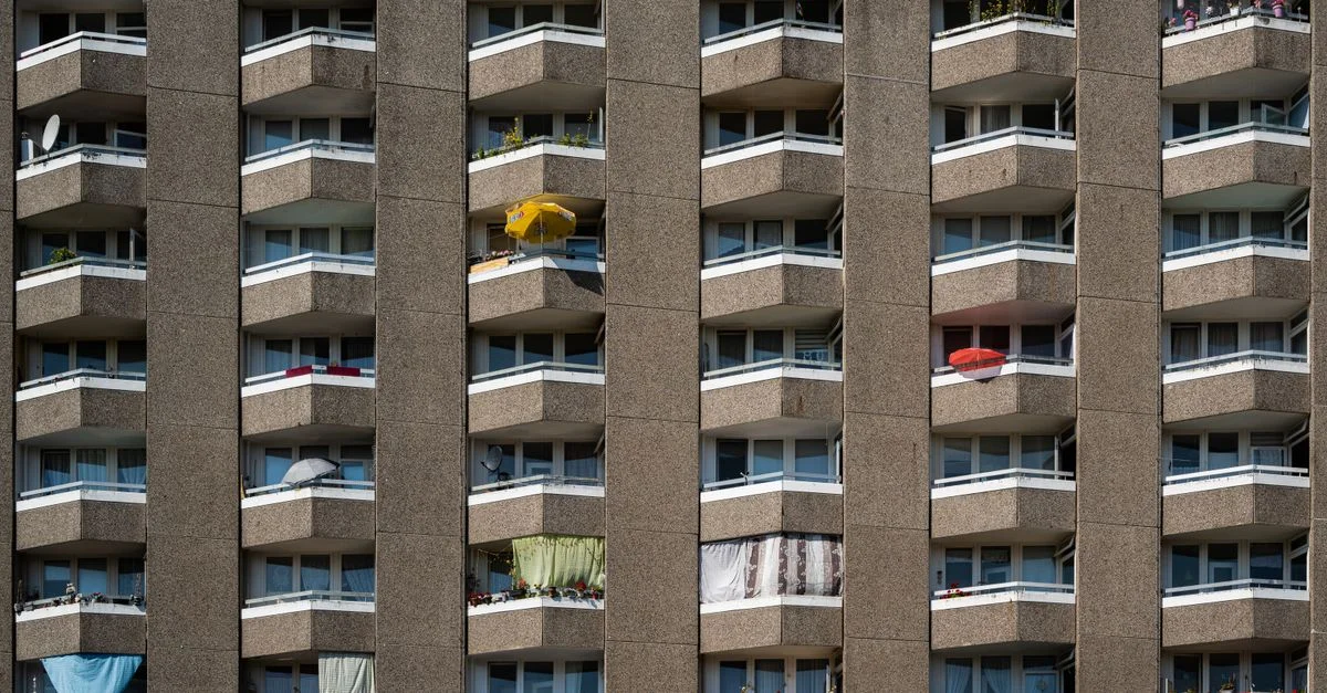 Une vue détaillée de la façade d'un immeuble d'appartements urbain avec des balcons modernes à Berlin.