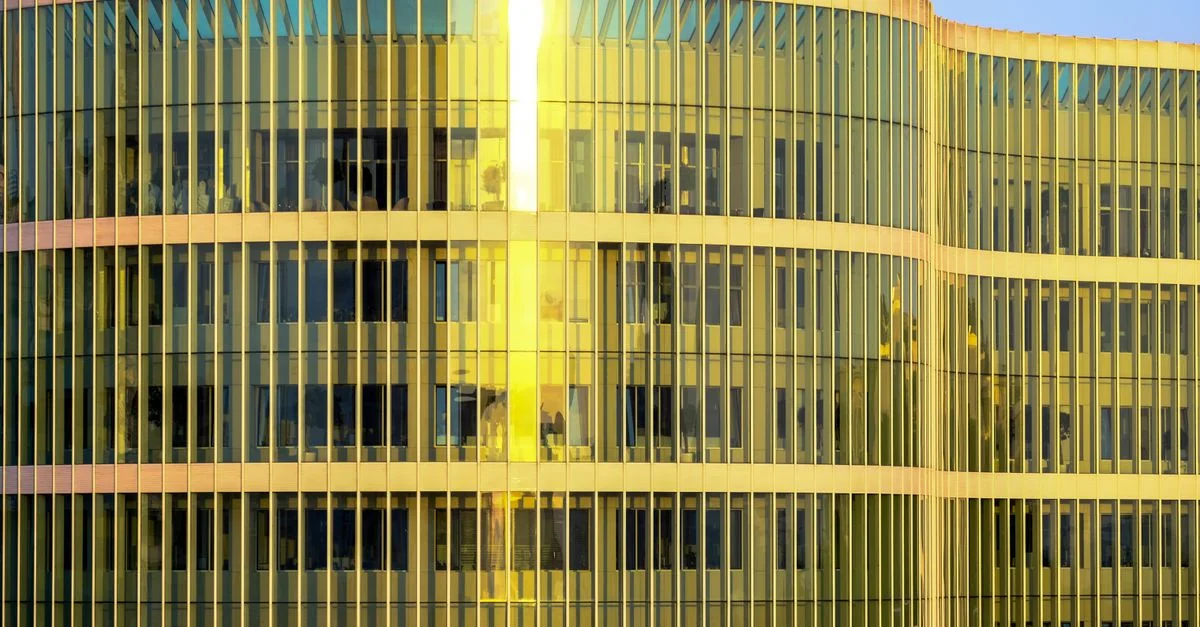 Reflet doré sur un bâtiment moderne en verre à Istanbul, mettant en avant l'élégance architecturale.
