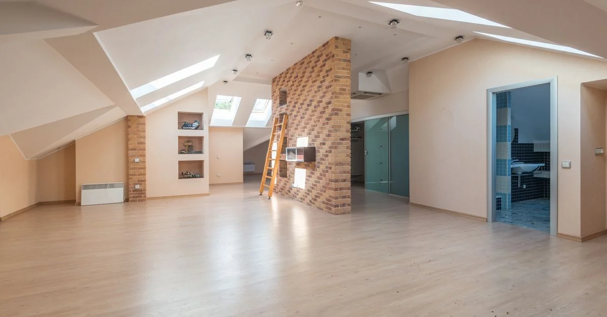 Découvrez cet appartement moderne lumineux et spacieux avec des lucarnes et un design contemporain.
