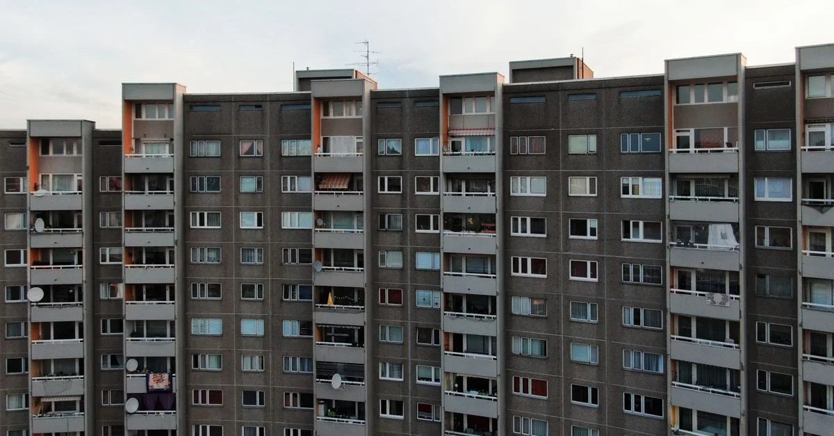 Une vue détaillée de la façade d'un immeuble d'appartements urbains à Berlin, mettant en valeur plusieurs balcons.