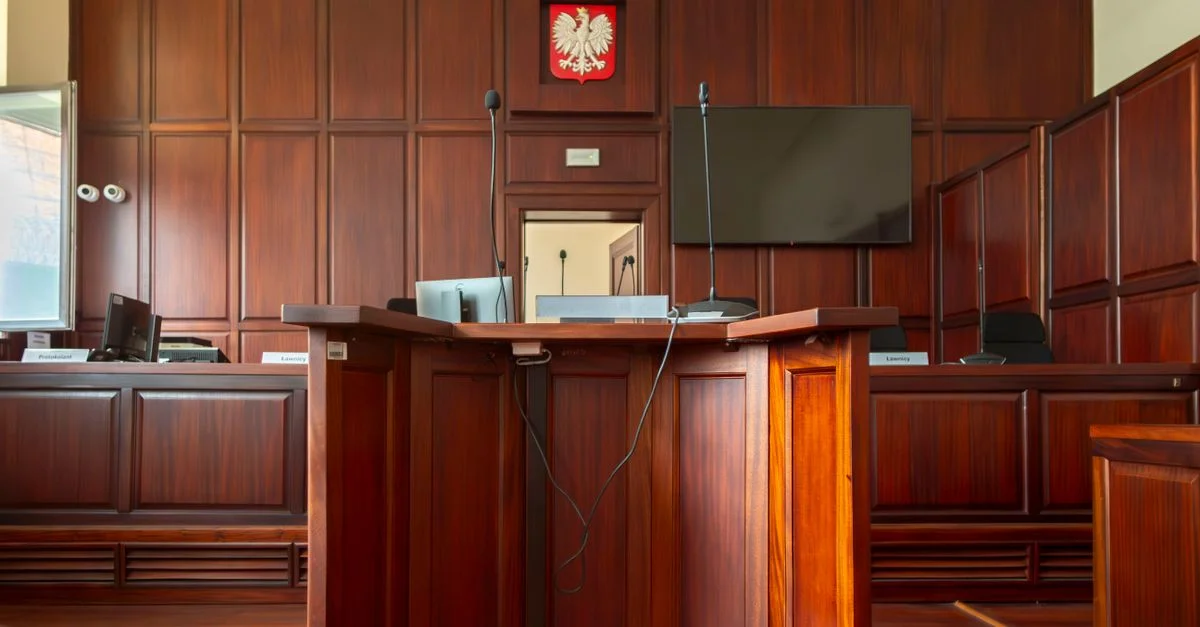 Une vue détaillée de l'intérieur d'une salle d'audience à Wrocław, Pologne, montrant le banc du juge et l'emblème national.